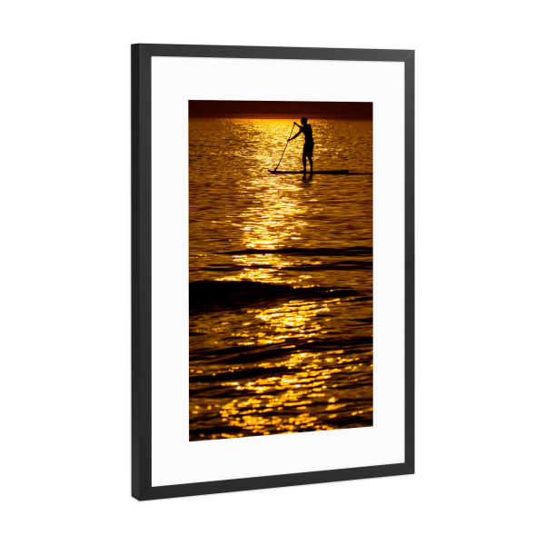 Poster mit Rahmen Schwarz (Metallic) "Surfen im goldenen Sonnenuntergang" artboxONE - Natur,Menschen,Reise / Strand und Meer,Sport,Städte / Weitere
