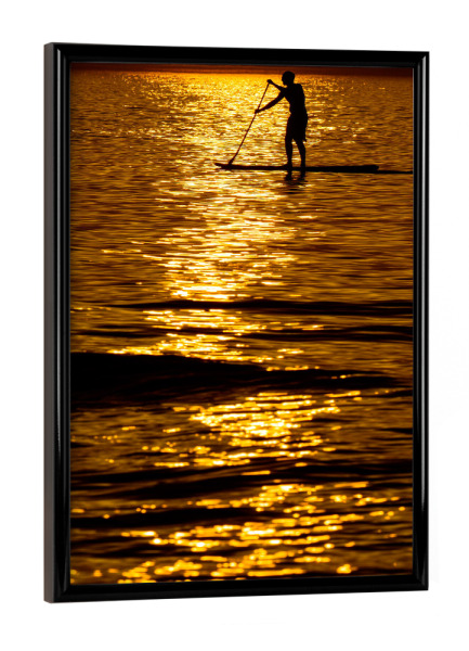 Poster mit schwarzem Rahmen "Surfen im goldenen Sonnenuntergang" artboxONE - Natur,Menschen,Reise / Strand und Meer,Sport,Städte / Weitere