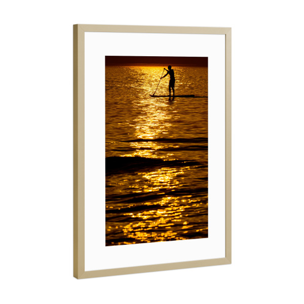 Poster mit Rahmen Gold "Surfen im goldenen Sonnenuntergang" artboxONE - Natur,Menschen,Reise / Strand und Meer,Sport,Städte / Weitere