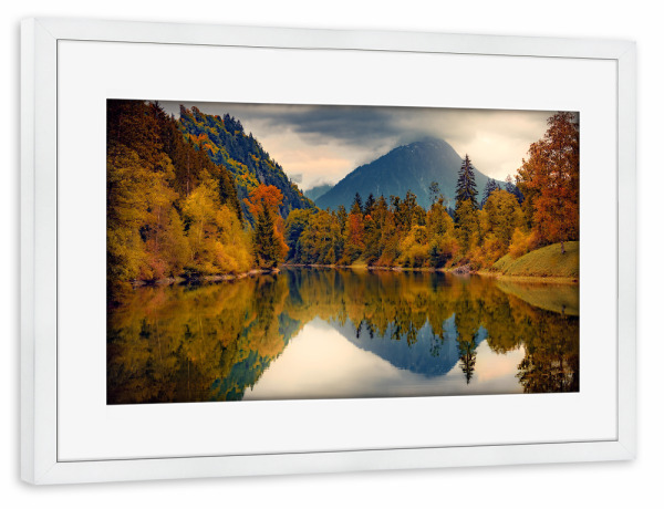 Poster mit Rahmen weiß "Auwaldsee, Allgäu" artboxONE - Natur,Reise - Herbst,Natur,Landschaft,See,Allgäu,Bayern,Deutschland,Berge,Gebirge,Farbenfroh