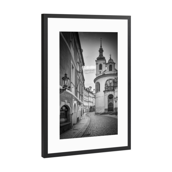 Poster mit Rahmen Schwarz (Metallic) "Gasse in Prag - Monochrom" artboxONE - Schwarzweiß,Architektur,Städte / Prag