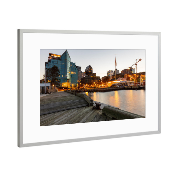 Poster mit Rahmen Silber "Die Skyline von Halifax in Kanada" artboxONE - Architektur - Halifax,Kanada,Skyline,Hafen,Nacht,Nova scotia,Neufundland