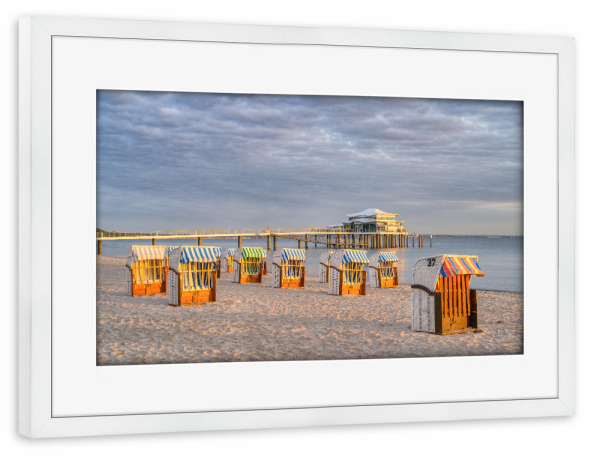 Poster mit Rahmen weiß "Morgensonne am Timmendorfer Strand" artboxONE - Natur,Reise,Reise / Strand und Meer