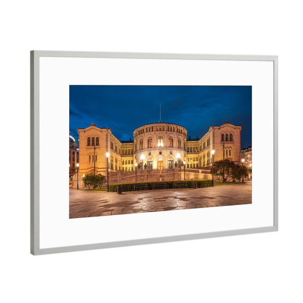 Poster mit Rahmen Silber "Stortingsgebäude Oslo" artboxONE - Städte,Architektur