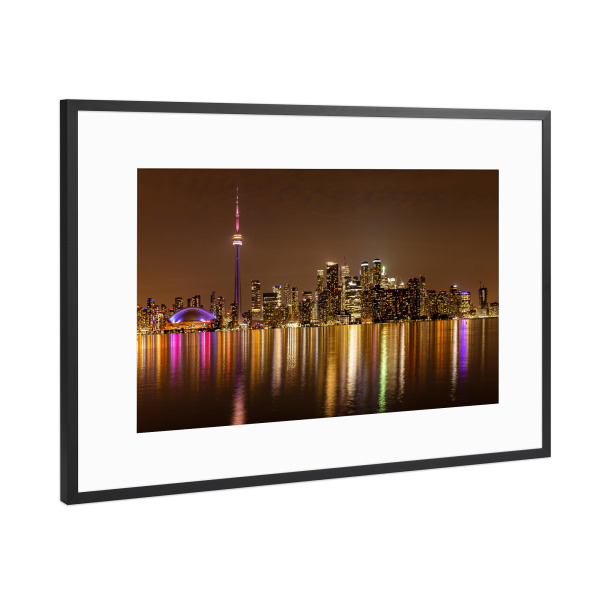 Poster mit Rahmen Schwarz (Metallic) "Toronto bei Nacht" artboxONE - Städte,Architektur - Toronto,Kanada,Stadt,Skyline,Spiegelung,Ontario,Architektur