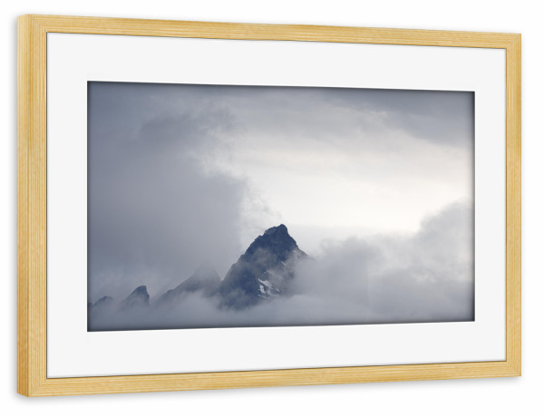Poster mit Rahmen kiefer "Lofoten Bergspitzen" artboxONE - Natur - Gipfel,Berg,Felsen,Lofoten,Norwegen,Skandinavien,Wolken,Nebel,Himmel,Berglandschaft