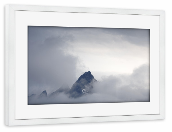 Poster mit Rahmen weiß "Lofoten Bergspitzen" artboxONE - Natur - Gipfel,Berg,Felsen,Lofoten,Norwegen,Skandinavien,Wolken,Nebel,Himmel,Berglandschaft