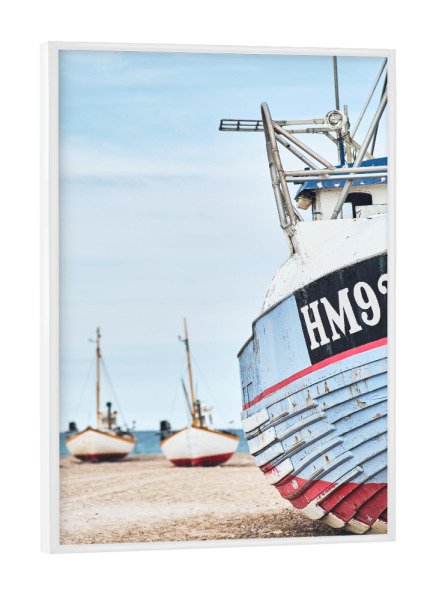 Poster mit weißem Rahmen "Fischerboot am Slettestrand" artboxONE - Reise,Reise / Strand und Meer
