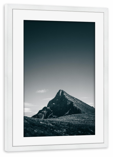 Poster mit Rahmen weiß "Monochrome Mountain" artboxONE - Natur - Berg,Bergspitze,Gipfel,Berggipfel,Schwarzweiß,Felshang,Lofoten,Norwegen,Skandinavien