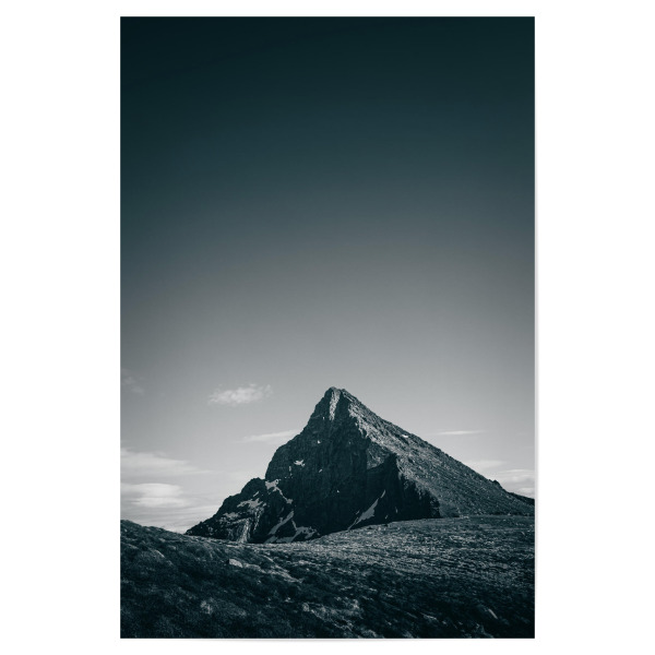 Poster "Monochrome Mountain" artboxONE - Natur - Berg,Bergspitze,Gipfel,Berggipfel,Schwarzweiß,Felshang,Lofoten,Norwegen,Skandinavien