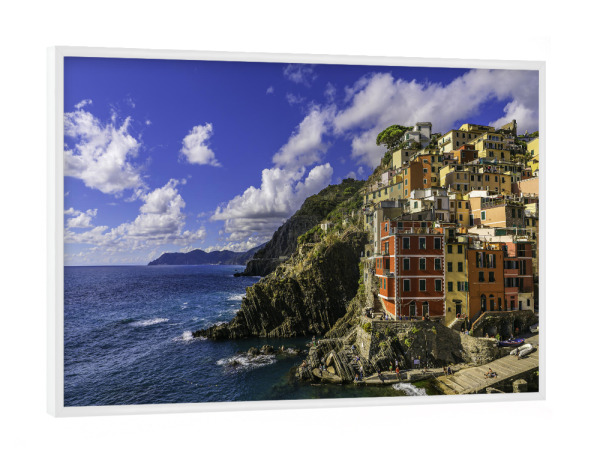 Poster mit weißem Rahmen "Häuser, Meer, Wolken, Felsen" artboxONE - Natur,Reise,Architektur,Reise / Strand und Meer,Reise / Länder