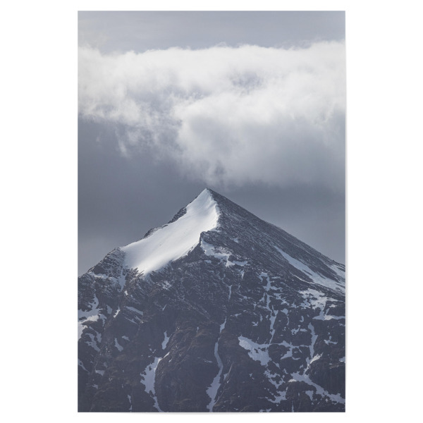 Poster 30x20 cm "Schneespitze" artboxONE - Natur,Reise - Berg,Gipfel,Berggipfel,Felsen,Schnee,Winter,Schneebedeckt,Norwegen,Skandinavien,Wolken