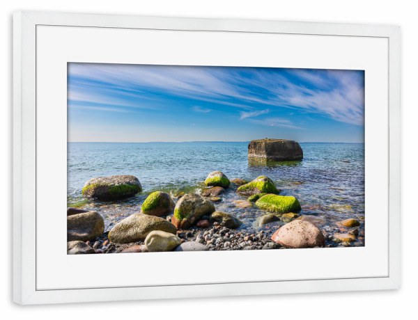 Poster mit Rahmen weiß "Wolken, Ostsee, Findlinge" artboxONE - Natur,Reise,Reise / Strand und Meer