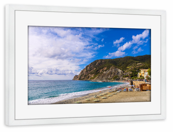 Poster mit Rahmen weiß "Strand, Mittelmeer, Berg" artboxONE - Natur,Reise,Reise / Strand und Meer,Reise / Länder