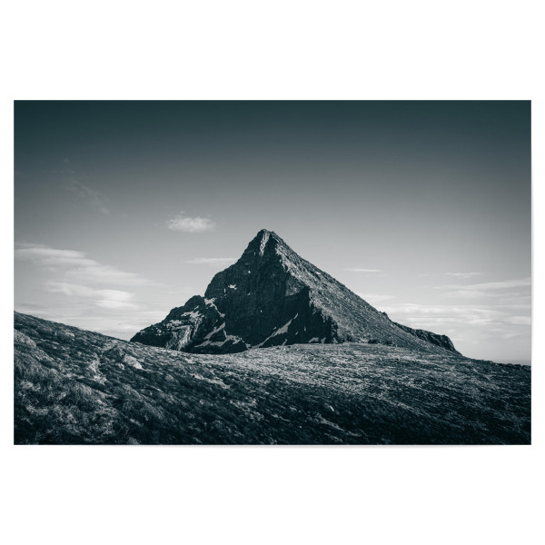 Poster 30x20 cm "Mountain Monochrome" artboxONE - Natur - Berg,Bergspitze,Gipfel,Bergig,Felsen,Lofoten,Norwegen,Skandinavien,Skottinden
