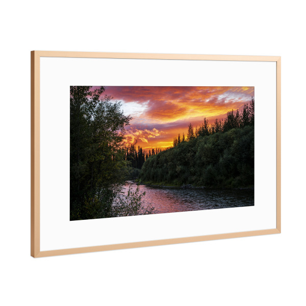 Poster mit Rahmen Kupfer "Brennender Himmel" artboxONE - Natur,Reise - Alaska,Abend,Fluss,Abendrot,Himmel,Natur,Landschaft
