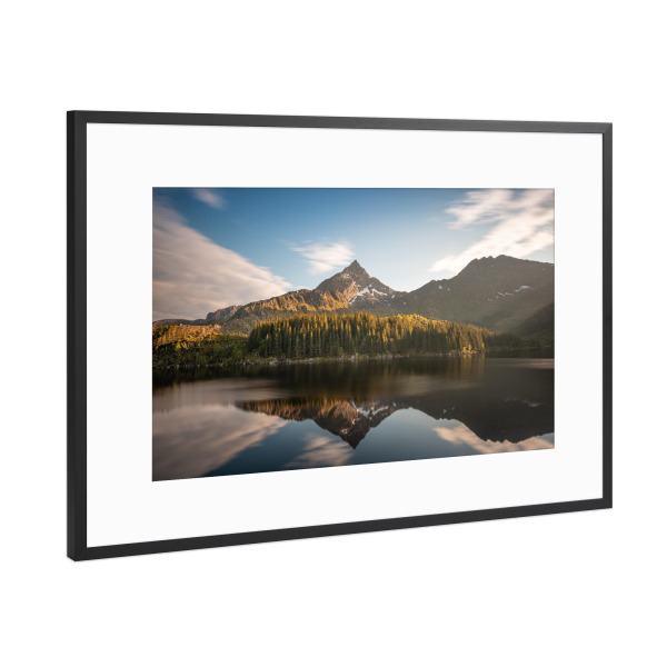 Poster mit Rahmen Schwarz (Metallic) "Lofoten Seelandschaft" artboxONE - Natur,Reise