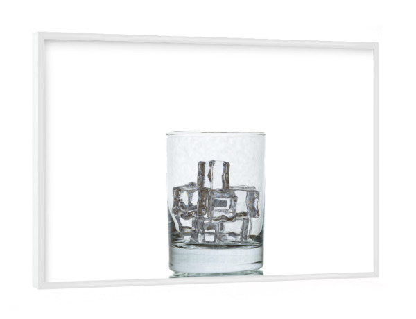 Poster mit weißem Rahmen "Ein Whiskyglas" artboxONE - Essen & Trinken / Alkohol - Whiskey,Whisky,Whiskyglas,Eis,Getränk,Trinken,Leer