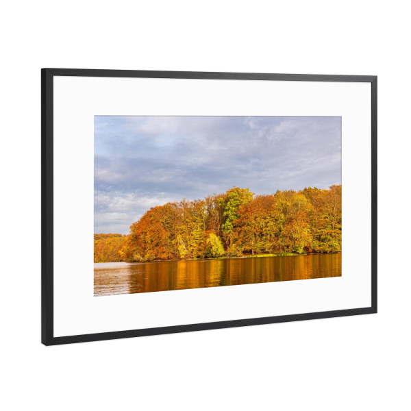Poster mit Rahmen Schwarz (Metallic) "See, Herbst, Wald" artboxONE - Natur,Reise