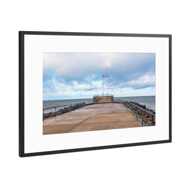 Poster mit Rahmen Schwarz (Metallic) "Mole, Windsack, Ostsee" artboxONE - Architektur