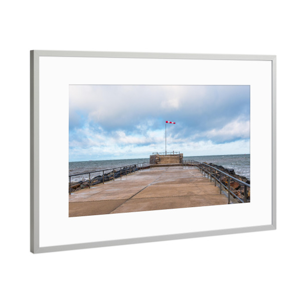 Poster mit Rahmen Silber "Mole, Windsack, Ostsee" artboxONE - Architektur