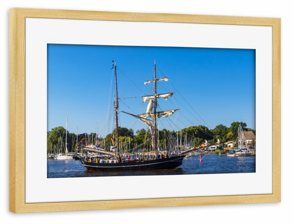 Poster mit Rahmen kiefer "Fluss, Schiff, Himmel" artboxONE - Natur,Reise