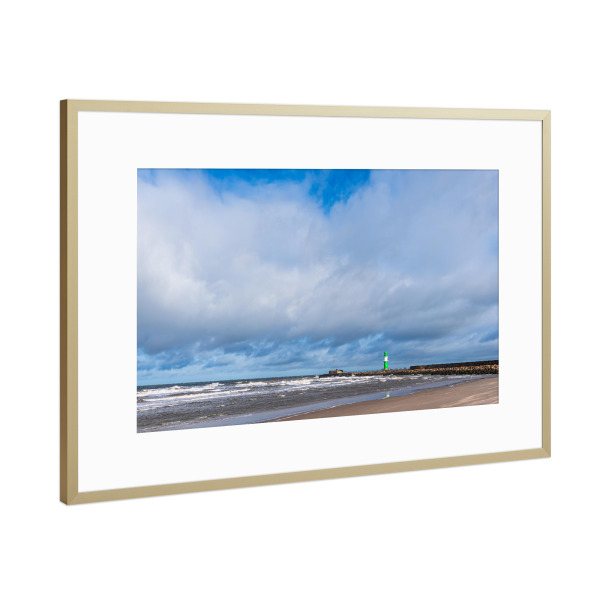 Poster mit Rahmen Gold "Strand, Wellen, Mole, Wolken" artboxONE - Natur,Reise,Reise / Strand und Meer