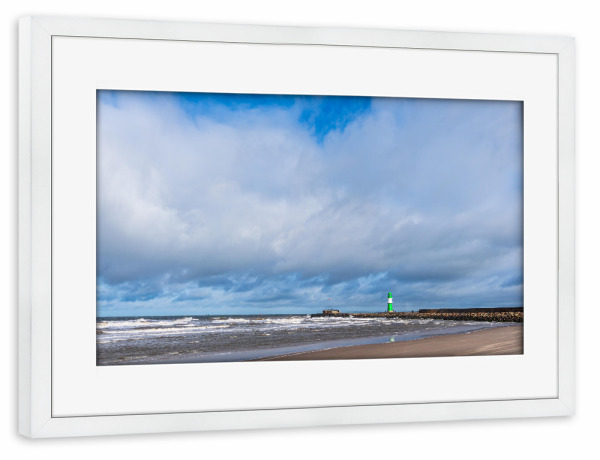 Poster mit Rahmen weiß "Strand, Wellen, Mole, Wolken" artboxONE - Natur,Reise,Reise / Strand und Meer