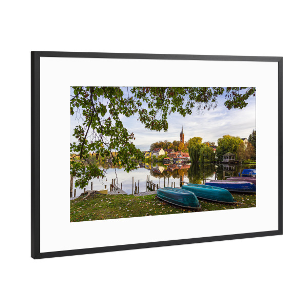 Poster mit Rahmen Schwarz (Metallic) "Boot, See, Stadt" artboxONE - Natur,Reise,Architektur