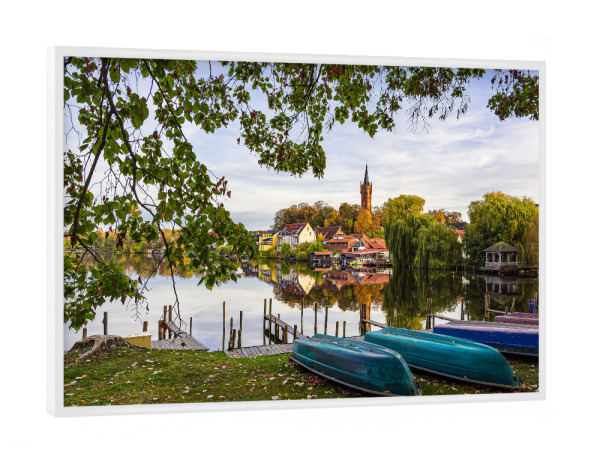 Poster mit weißem Rahmen "Boot, See, Stadt" artboxONE - Natur,Reise,Architektur