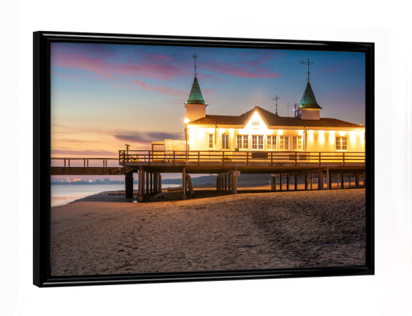 Poster mit schwarzem Rahmen "Ein Morgen in Ahlbeck" artboxONE - Architektur,Reise / Strand und Meer