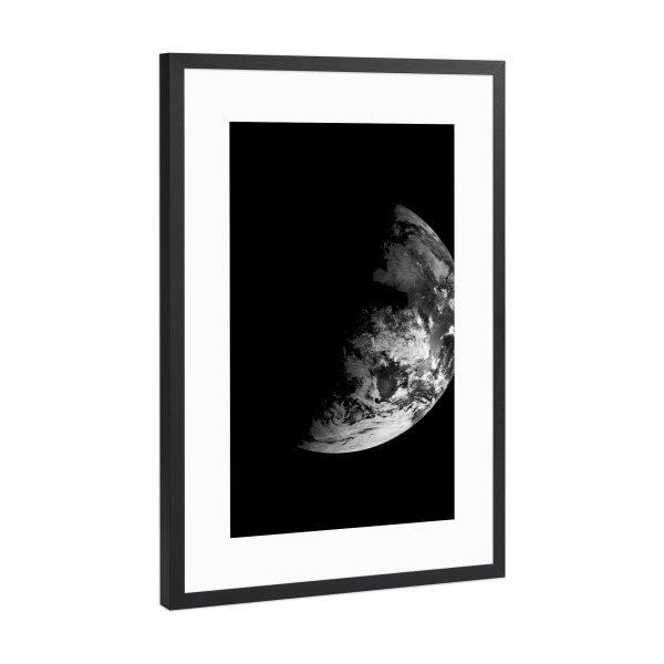 Poster mit Rahmen Schwarz (Metallic) "Nahaufnahme der Erde in SW" artboxONE - Natur,Reise,Schwarzweiß,Galaxy