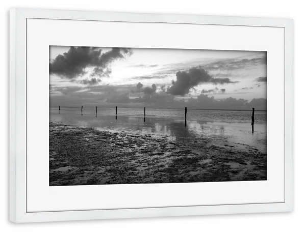 Poster mit Rahmen weiß "Nordsee, Ebbe & Flut schwarz-weiß" artboxONE - Natur,Reise,Schwarzweiß,Reise / Strand und Meer