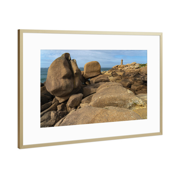 Poster mit Rahmen Gold "Granitküste Bretagne" artboxONE - Natur,Reise - Bretagne,Frankreich,Granitküste,Côte de granit rose,Leuchtturm,Felsen,Steine