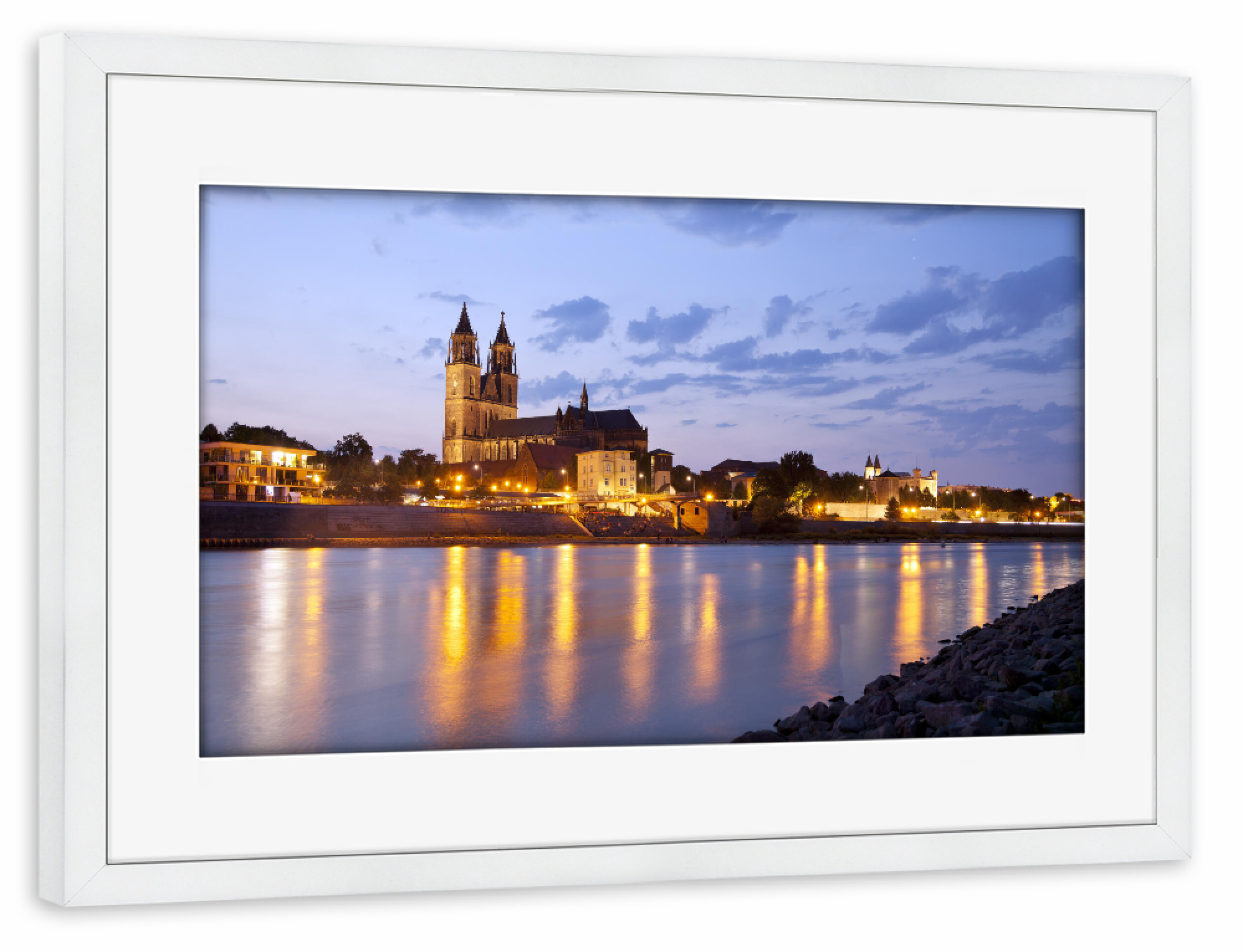 Poster mit Rahmen weiß "Magdeburger Dom bei Nacht" artboxONE - Städte