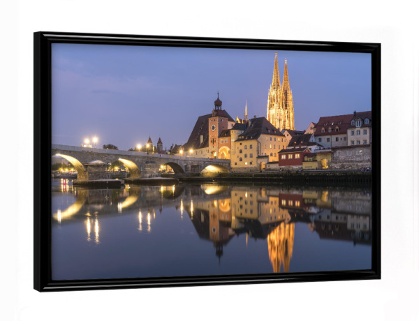 Poster mit schwarzem Rahmen "Regensburg" artboxONE - Städte - Regensburg,Bayern,Deutschland,Stadtansicht,Donau,Nacht