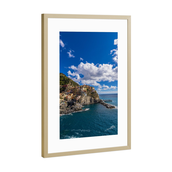 Poster mit Rahmen Gold "Dorf, Felsen, Mittelmeer" artboxONE - Natur,Reise,Architektur