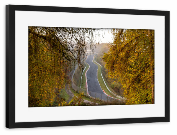 Poster mit Rahmen schwarz "Rennstrecke durch den Wald" artboxONE - Sport / Motorsport