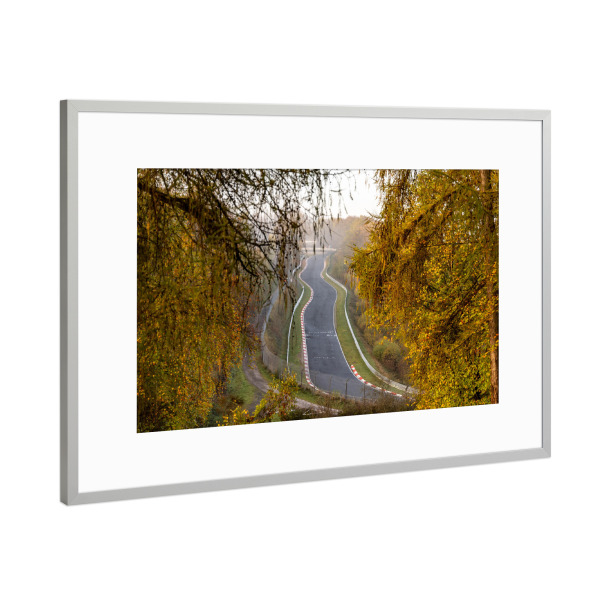 Poster mit Rahmen Silber "Rennstrecke durch den Wald" artboxONE - Sport / Motorsport