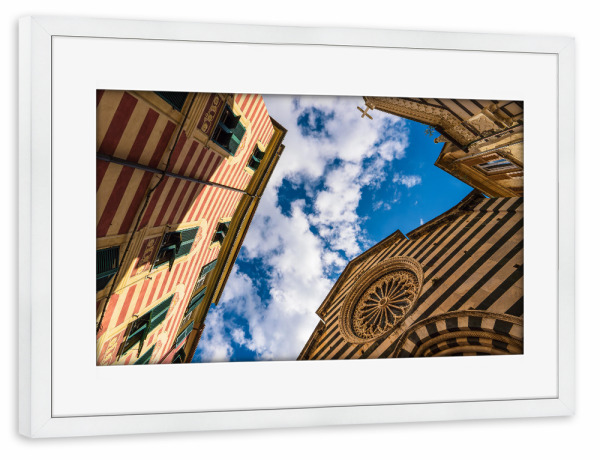 Poster mit Rahmen weiß "Kirche, Gebäude, Wolken" artboxONE - Städte,Reise,Architektur
