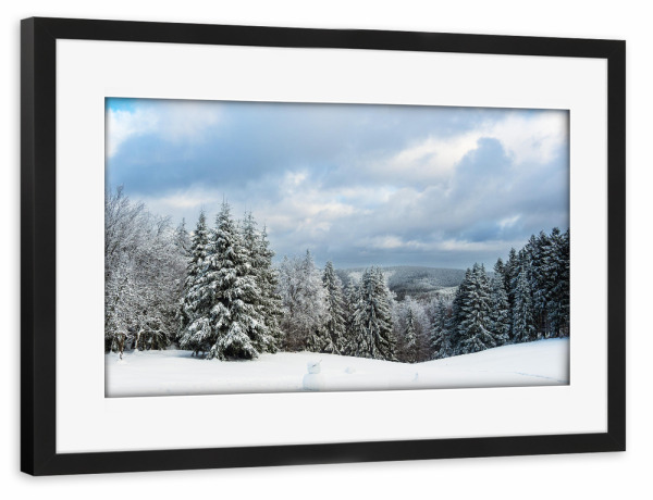 Poster mit Rahmen schwarz "Wolken, Wald, Schnee" artboxONE - Natur,Reise