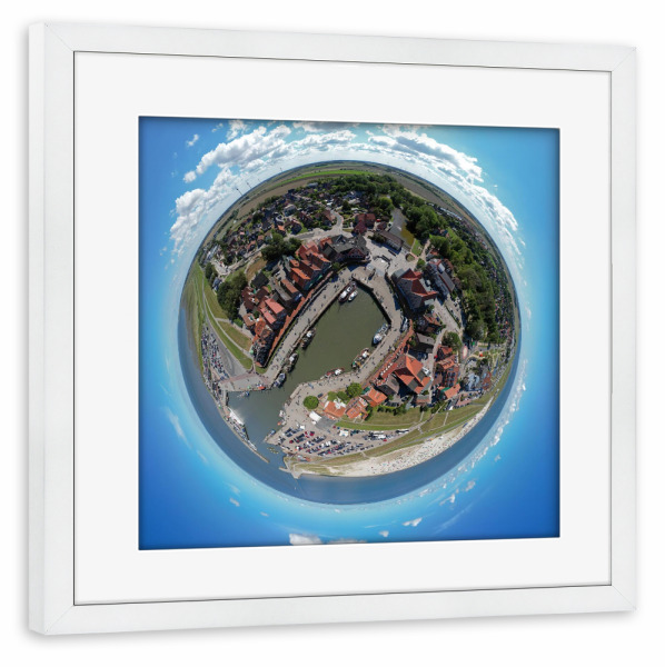 Poster mit Rahmen weiß "Neuharlingersiel Hafen Panorama" artboxONE - Städte,Natur,Reise,Architektur,Reise / Strand und Meer