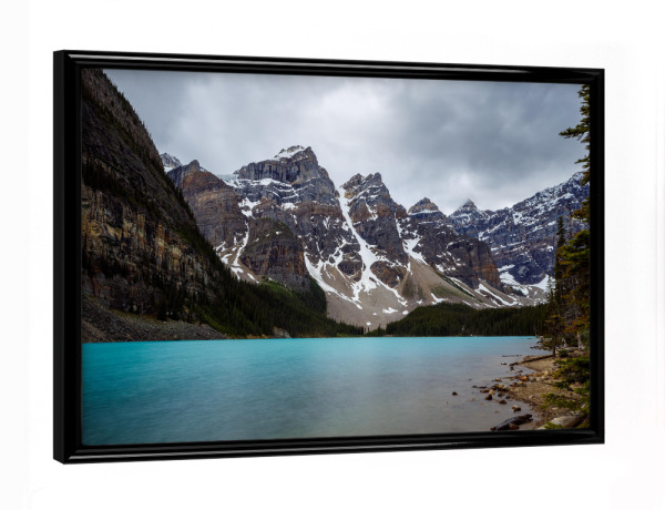 Poster mit schwarzem Rahmen "Der Moraine Lake" artboxONE - Natur,Reise - Kanada,Rocky mountains,Lake moraine,Bergsee,Banff,Berge,Landschaft,Natur,See