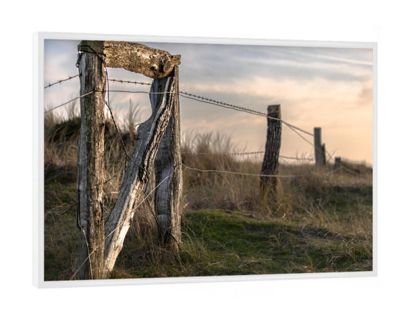Poster mit weißem Rahmen "Gatter auf Sylt" artboxONE - Reise / Strand und Meer - Reise,Sylt,Strand,Meer,Holz,Rustikal,Fotografie,Urlaub,Dünen
