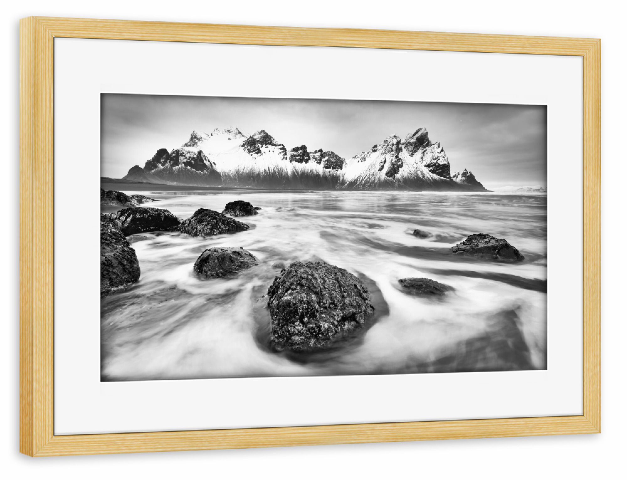 Poster mit Rahmen kiefer "Wilde Brandung vor einer Bergkette" artboxONE - Natur,Schwarzweiß,Reise / Strand und Meer