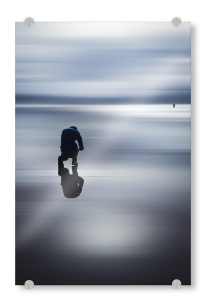 Acrylglasbild "The Shot" artboxONE - Natur,Reise,Abstrakt,Reise / Strand und Meer - Abstrakt,Meer,Personen,Fotograf,Küste,See,Blau