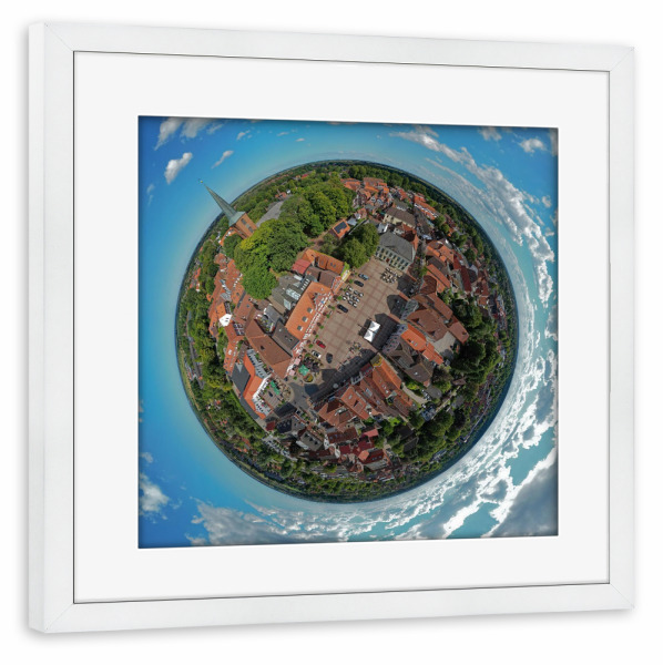 Poster mit Rahmen weiß "Esens - Marktplatz Planet" artboxONE - Städte,Reise,Architektur,Reise / Strand und Meer,Städte / Weitere