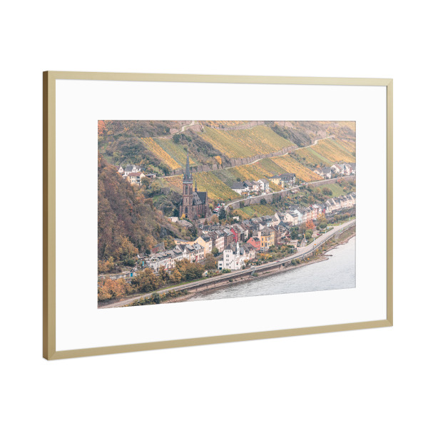 Poster mit Rahmen Gold "Lorchhausen" artboxONE - Städte,Reise - Lorch,Rheingau,Rheinufer,Rhein,Weinberge,Weinanbau,Kirche,Pfarrkirche st. bonifatius