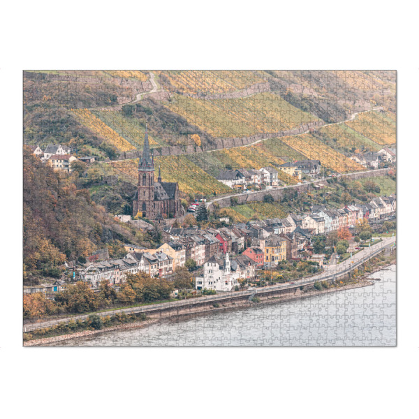 Puzzle Ravensburger "Lorchhausen" artboxONE - Städte,Reise - Lorch,Rheingau,Rheinufer,Rhein,Weinberge,Weinanbau,Kirche,Pfarrkirche st. bonifatius