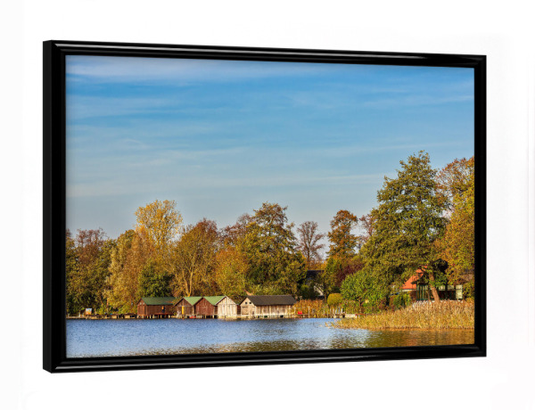 Poster mit schwarzem Rahmen "See, Bootshäuser und Wald" artboxONE - Natur,Reise,Architektur